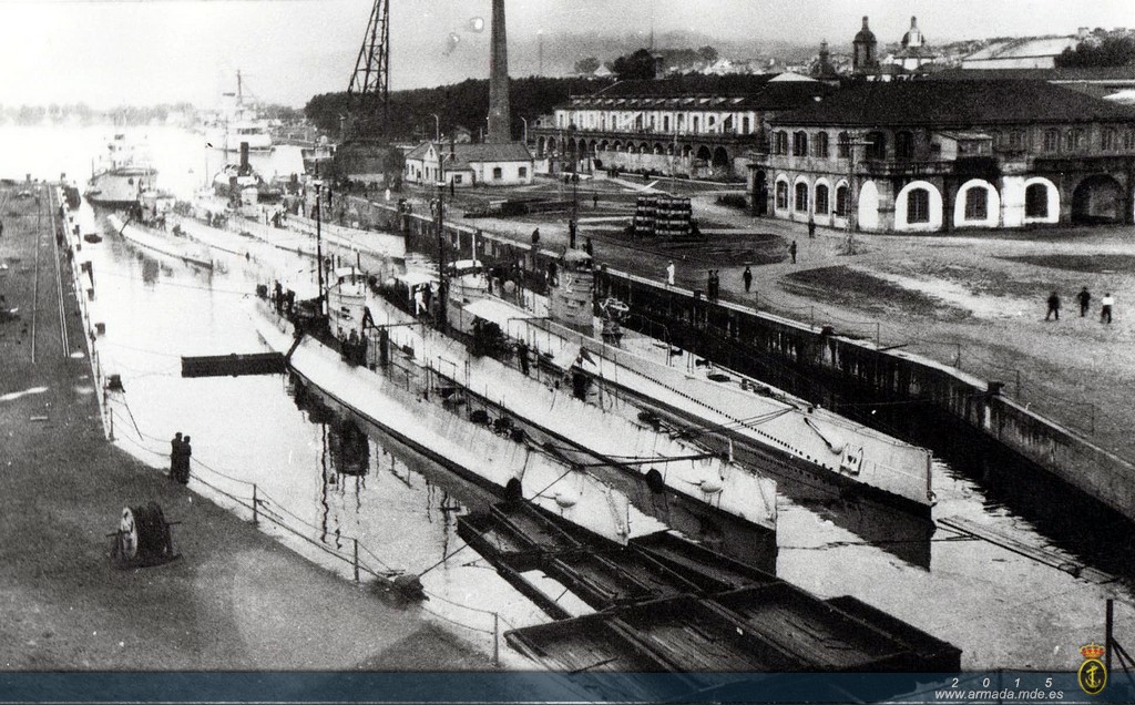Dos submarinos clase C y cinco B en el interior del dique del Arsenal de Ferrol. Agosto de 1928.